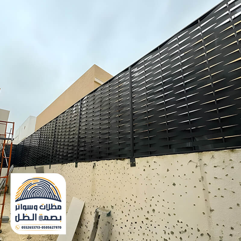 سواتر مجدولة باللون الاسود